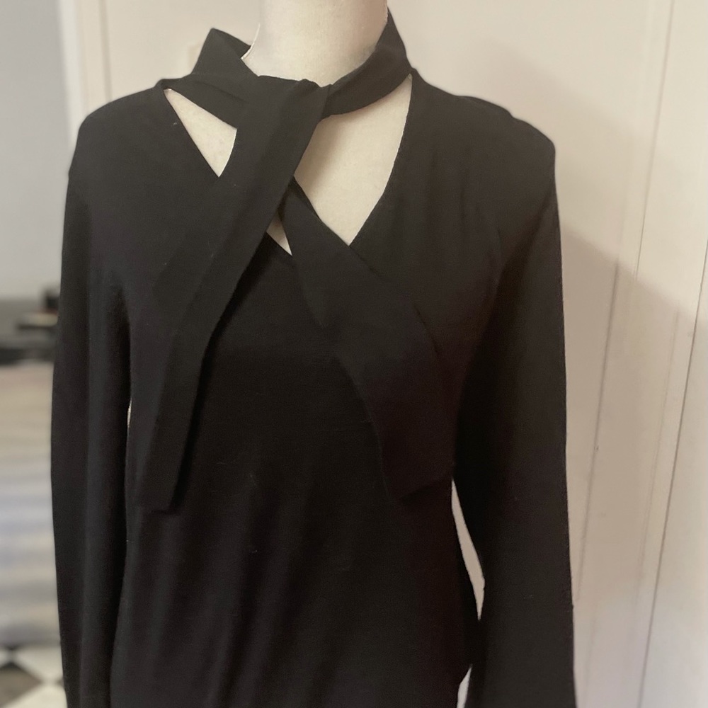 INC Vee Neck Long sleeve Knit Self Tie Bow Sweater.⚜️⚜️⚜️